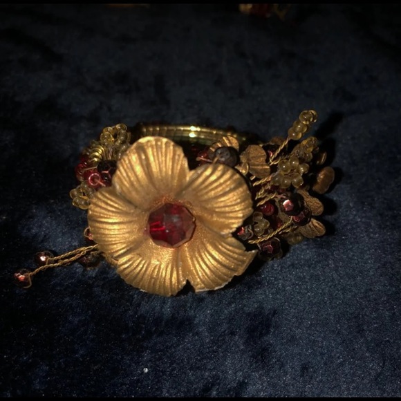 7 Gold Flower Table Napkin Holders - Picture 2 of 3